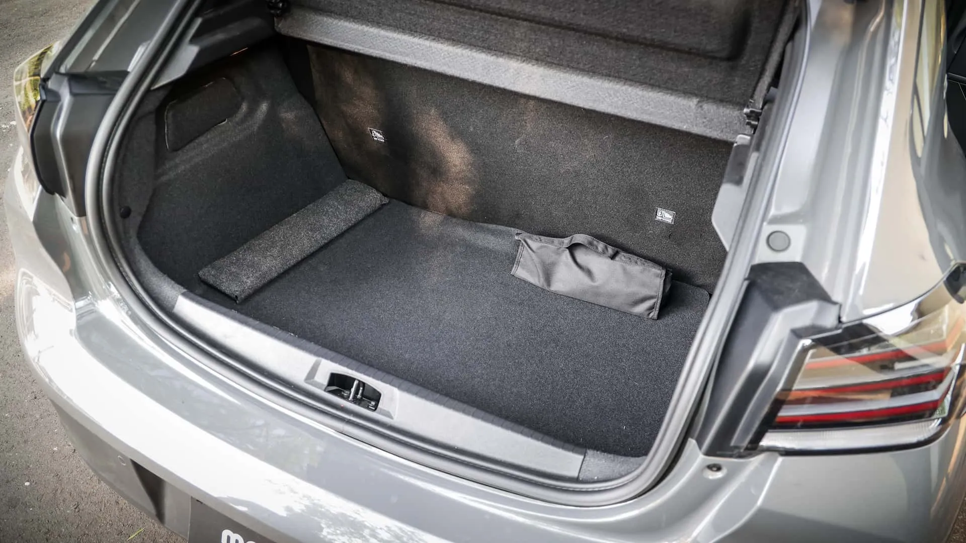 Imagem do porta-malas do Peugeot 208 2025 moderno com espaço.