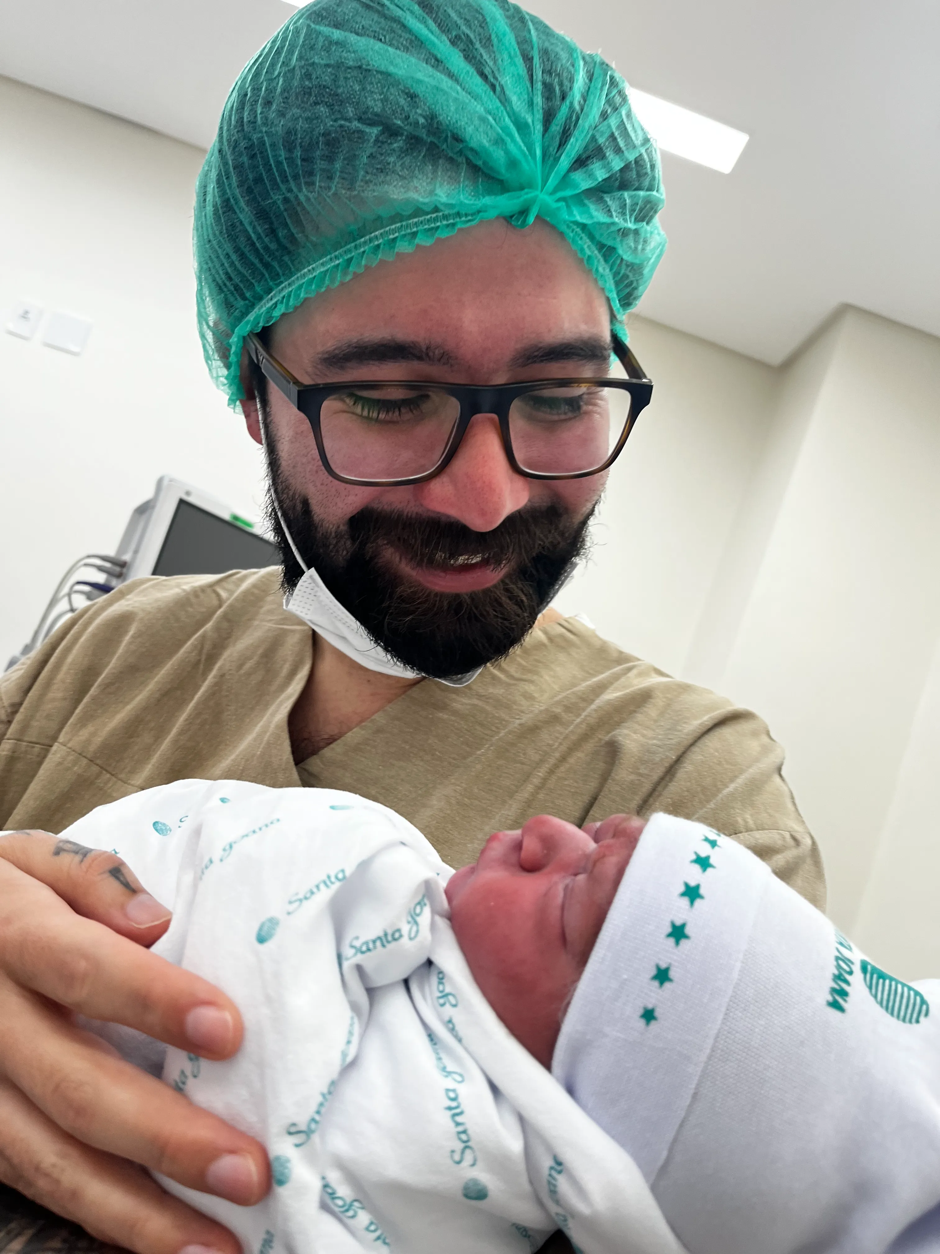 Felipe segurando seu filho logo após o nascimento.